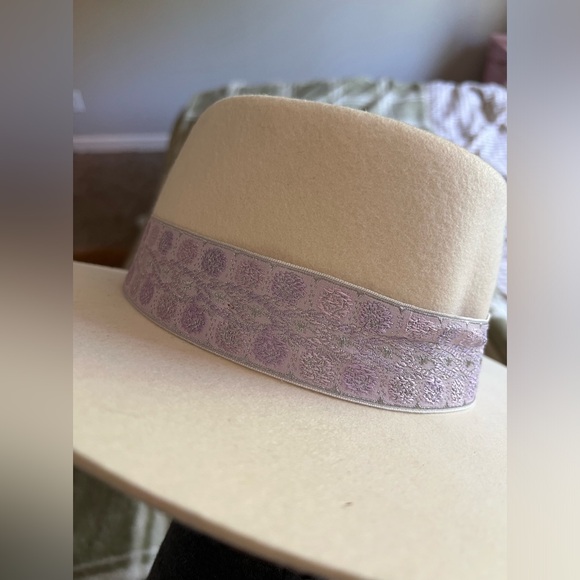 Lack of color lavender Lolita hat - Picture 2 of 4